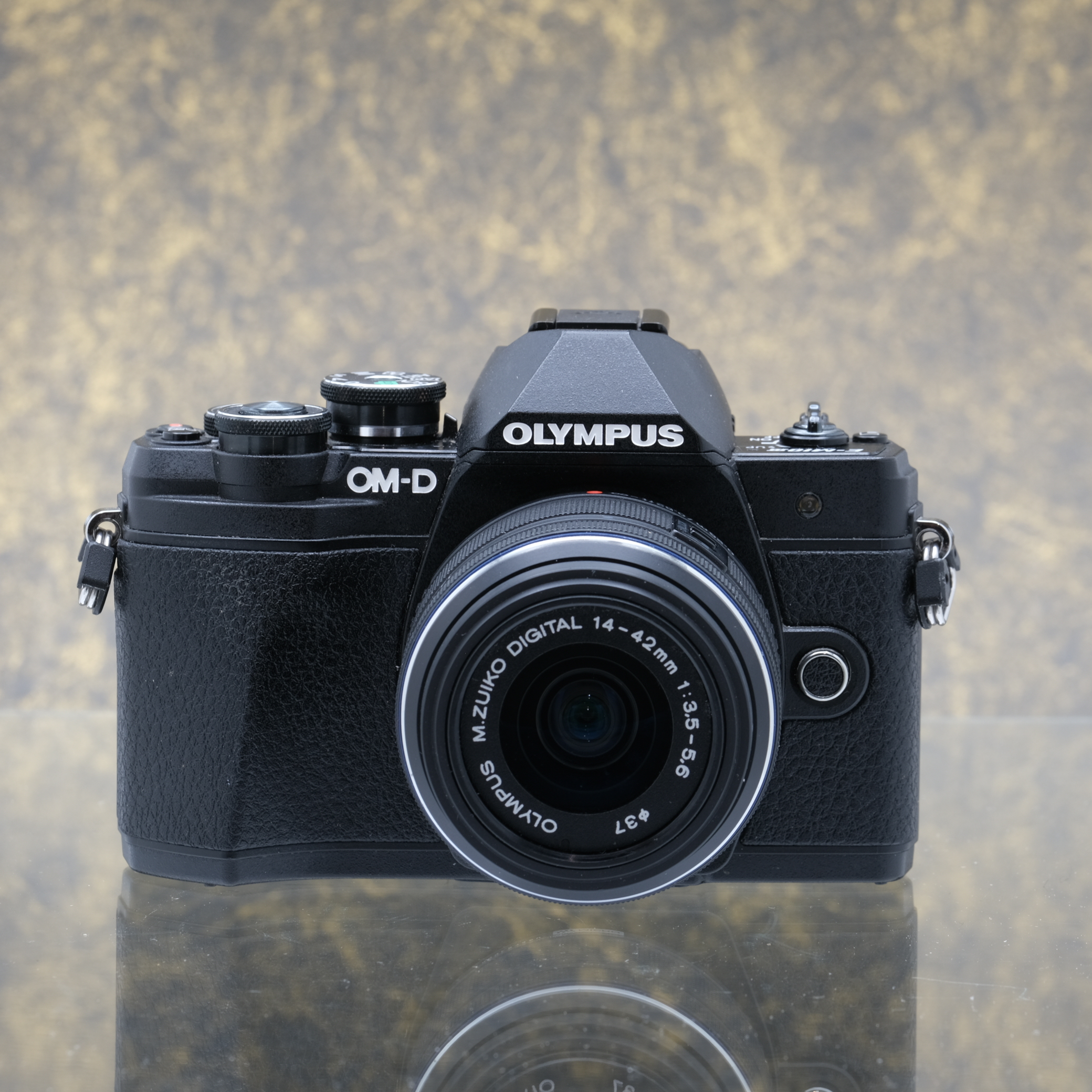 Olympus OM-D E-M10 III + 14-42mm f/3.5-5.6 II - Tweedehands