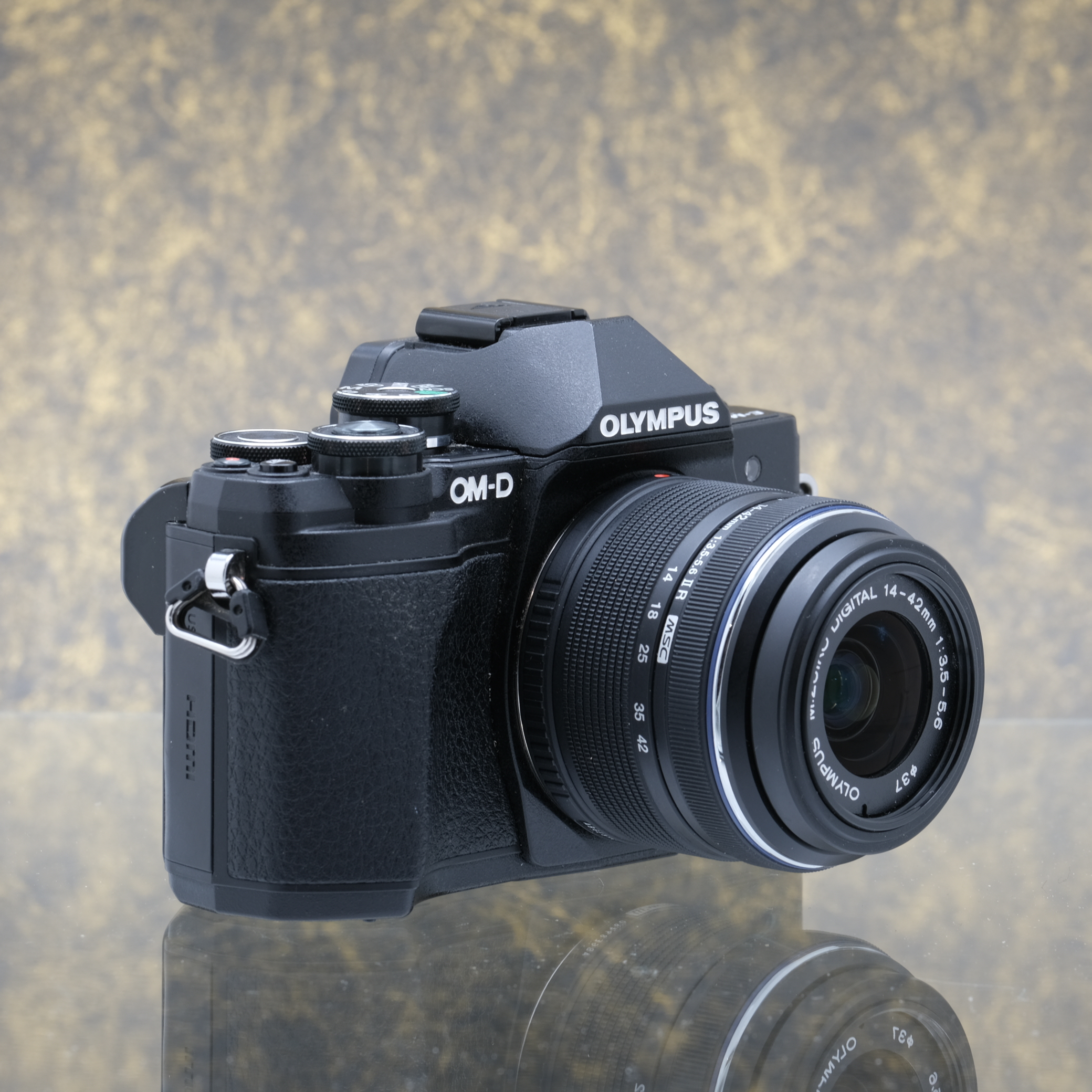 Olympus OM-D E-M10 III + 14-42mm f/3.5-5.6 II - Tweedehands
