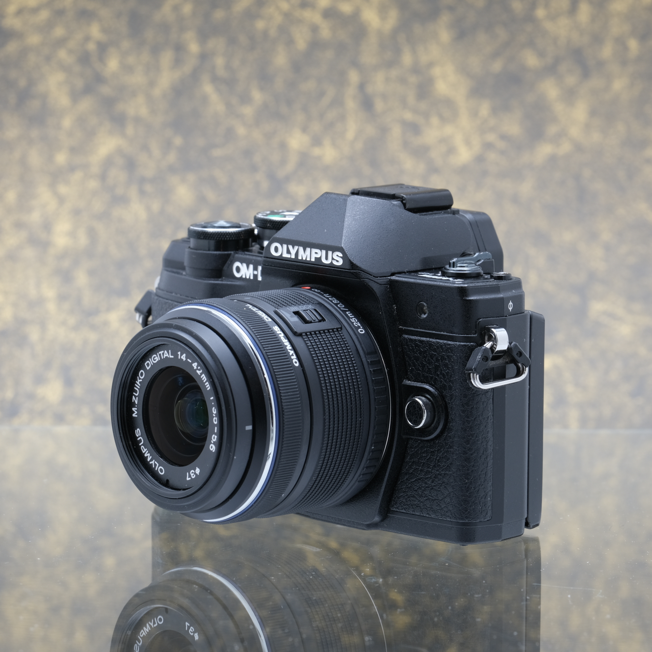 Olympus OM-D E-M10 III + 14-42mm f/3.5-5.6 II - Tweedehands