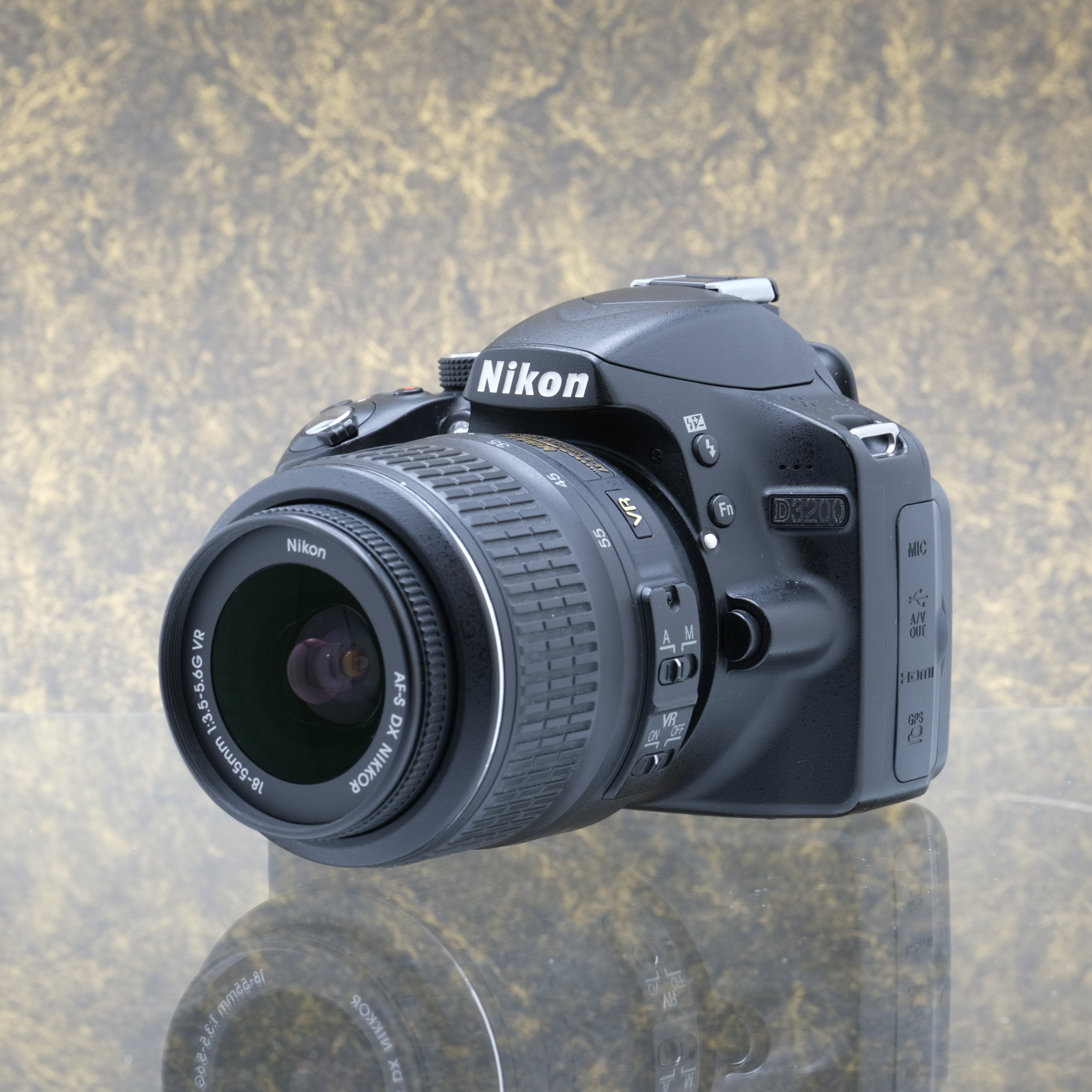 Nikon D3200 + 18-55mm f/3.5-5.6G - Tweedehands